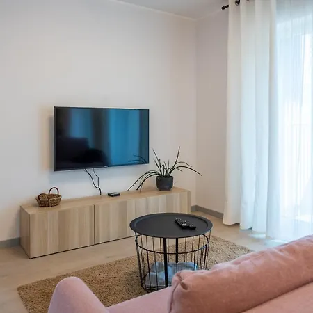 Apartment Dream - Brand New With Balcony & Free Parking *