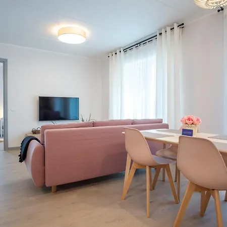 Dream - Brand New With Balcony & Free Parking דירה טאלין