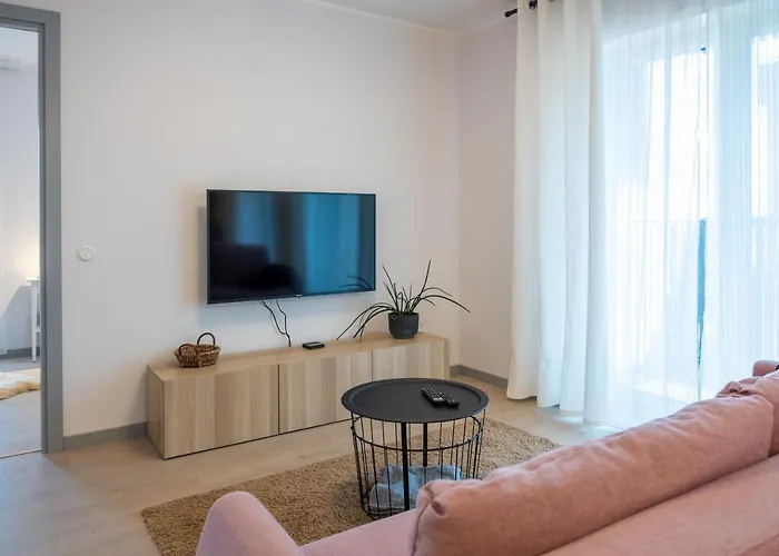 Apartment Dream - Brand New With Balcony & Free Parking *